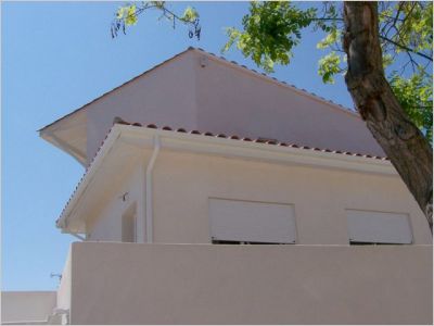 Maison autour d'une piscine