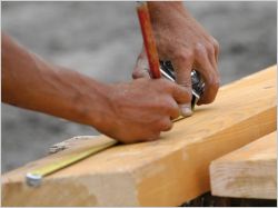 travail bois charpente visuel mains planche