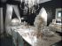 Grande table avec porcelaine blanche