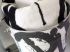 Serviette enroul�e dans un pot de peinture