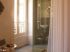 La salle de bain parentale avec rideau