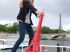 Un tour Eiffel rouge g�ante