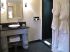 Salle de douche dans une chambre