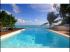 Une piscine pure comme un bloc de Corian