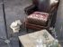 Une fauteuil et une lampe cosy