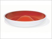 L'assiette en laque rouge