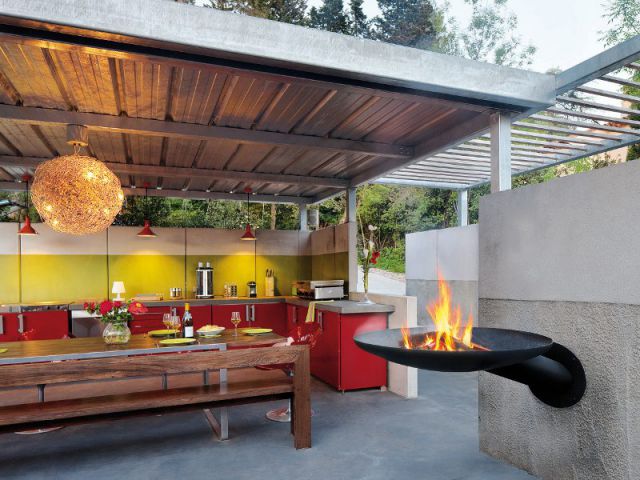 un coin chaleureux à proximité d'une cuisine extérieure - maisonapart - Amenager Une Cuisine Exterieure un coin chaleureux à proximité d'une cuisine extérieure - maisonapart - Amenager Une Cuisine Exterieure