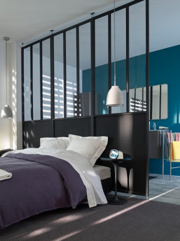 Verrière entre la chambre et la salle de bain