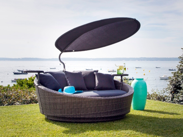 Un lit corbeille en résine tressée avec protection