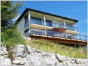 Une imposante maison contemporaine construite en pleine pente