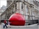 Une boule rouge g�ante � l'assaut de Paris