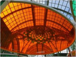 Des ombrelles color�es pour le Grand Palais