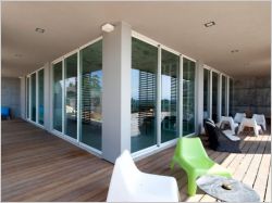 Une villa �pur�e transperc�e par la lumi�re