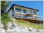 Une imposante maison contemporaine construite en pleine pente
