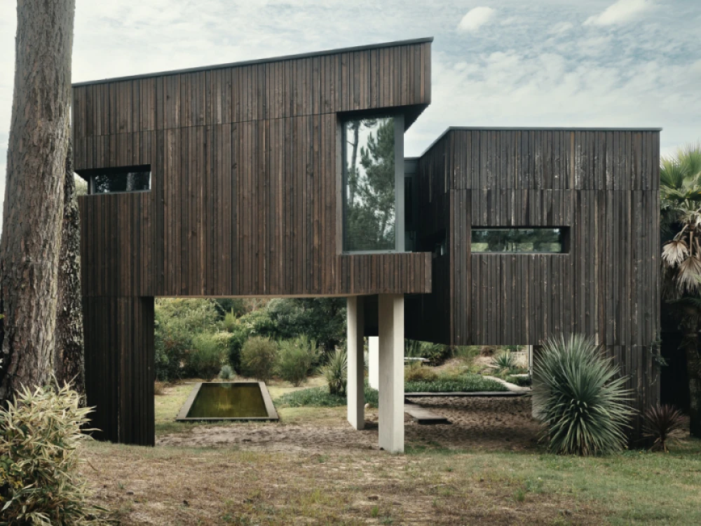 Conseils et reportages Une maison en bois sur pilotis pensée...