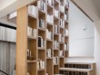 Un escalier et son meuble en bois comme une bibliothèque