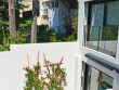 Une terrasse entourée de verdure