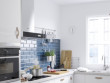 Une cuisine blanche moderne et fonctionnelle