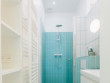 Une petite salle de bains aux détails soignés