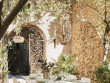 Une terrasse sous les arbres