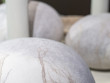 Des galets en laine feutrée en guise de coussins
