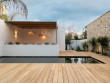 Une terrasse avec piscine et pergola pour s'abriter du soleil