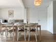 Une grande cuisine lumineuse et fonctionnelle 