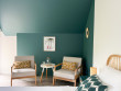 Une chambre avec un coin salon