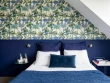 Une chambre et sa tête de lit bleu profond