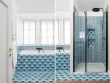 Une salle de bain et ses variations de bleu