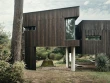 Une maison en bois sur pilotis pensée comme une cabane suspendue dans les arbres