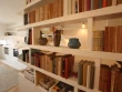 Une bibliothèque disposant de nombreux rangements