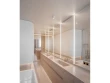 Un miroir avec des bandeaux LED dans la salle de bain
