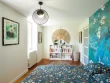 Une chambre avec un papier peint panoramique