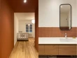 Chambre d'enfant et salle de bain terracotta 