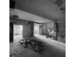 Avant : Un garage avec deux grandes ouvertures