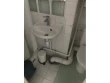 Avant : Une minuscule salle d'eau avec un problème de raccordement