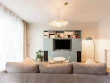 Dans le salon, un meuble sur mesure