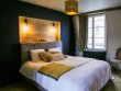 Après : Une chambre chaleureuse où le bois prédomine