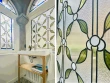 Un cabinet de toilette tout en vitraux