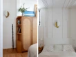 Une tête de lit d'inspiration Art déco et des meubles sur mesure