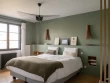 La chambre parentale et sa tête de lit de 5 mètres de long