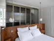 Rénovation d&#039;un appartement haussmannien : deux chambres façon suite d&#039;hôtel