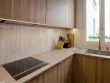 Une cuisine en bois et tons clairs