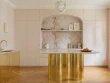 Une cuisine alliant moulures et laiton