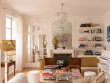 Une bibliothèque dans le salon