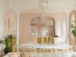 Une cuisine dans un esprit boudoir : moulures, quartz, laiton et parquet