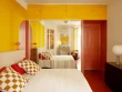 Une chambre haute en couleurs
