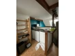 Une kitchenette sommaire et peu fonctionnelle