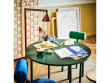 Des tables et des chaises color&eacute;es